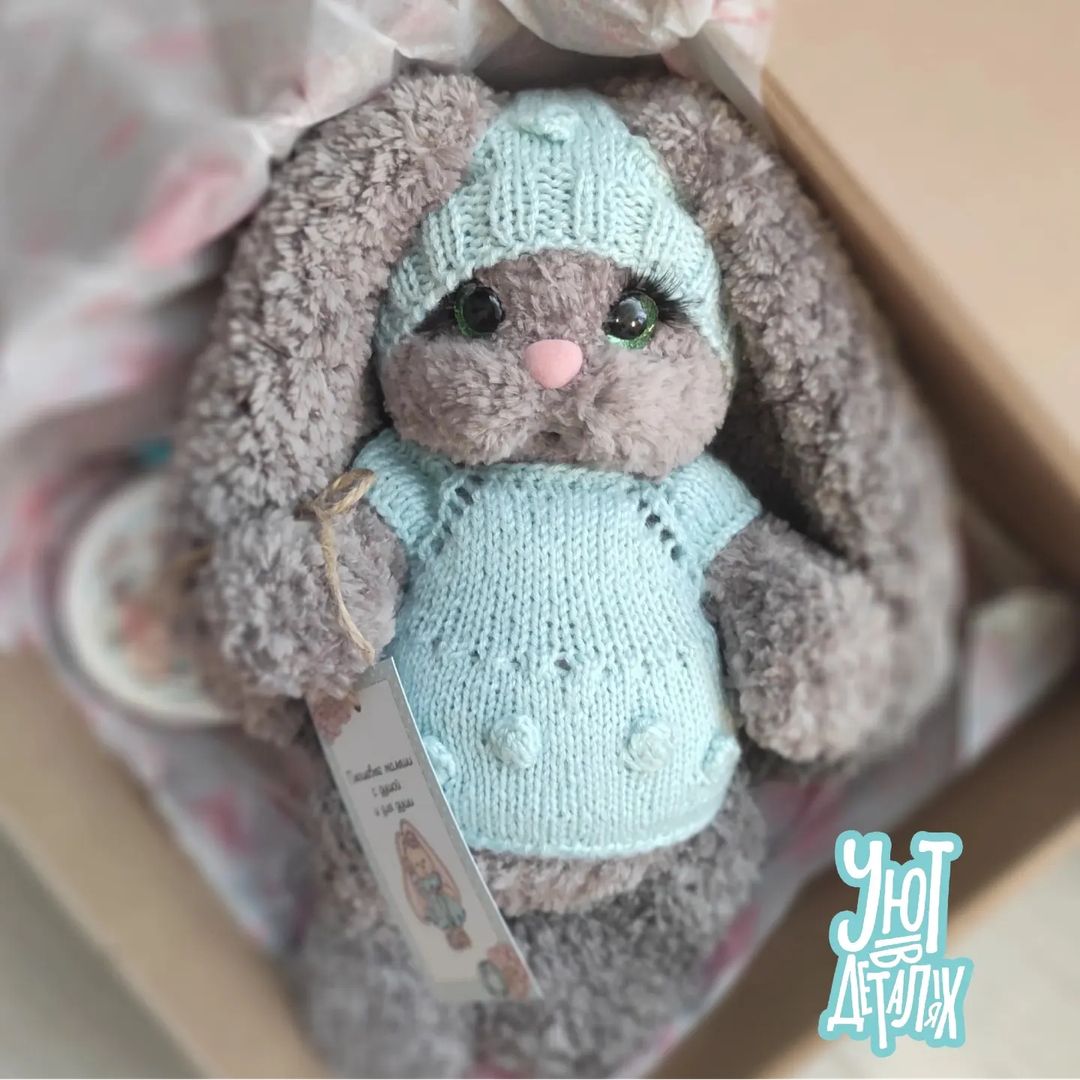 Эта красотка  уже уехала к своей мамочке💖

🧶Зайка связана из пряжи с имитацией меха
✨Ее можно расчёсывать, тогда ее шерстка будет ещё более пушистой 
✨Глазки и лапки на безопасном креплении
✨Вся одежда съёмная 

🎨Повтор на заказ в любом цвете 

#меховаязайка #вязаныйзайка #пушистыйзайчик #игрушкивязаные #вязаниеигрушек #амигуруми #лучшийподарок #уютвдеталях