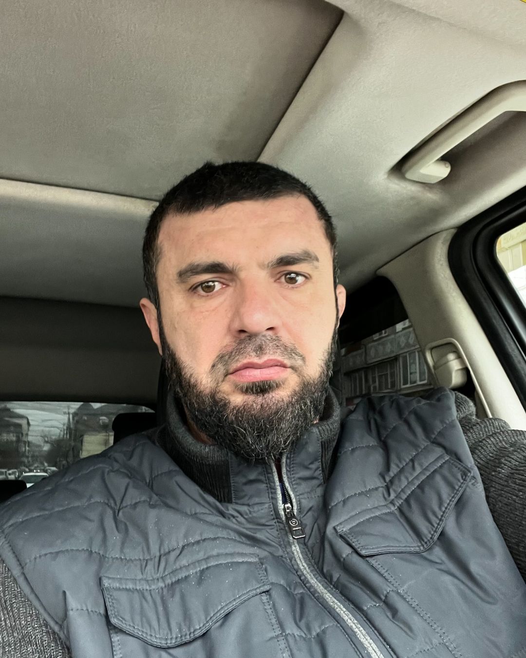 Доброта ходит тихо без стука И не требует славы в замен. Доброта слишком ценная штука У дешёвых людей её нет.