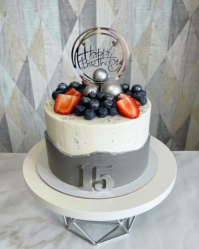 tort_sokol74 в LOOKY. #тортна15лет,#тортна15летмальчику,#тортнаденьрождения🎂,#тортчелябинск. Стильно и сдержанно!...
