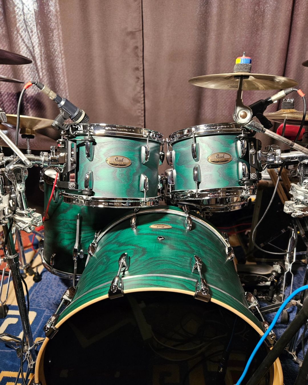 А вот мой новый Pearl Session Studio Select! Цвет передается в живую просто бомбезно! Чем отличалась предыдущая установка от этой....эээм только цветом😂!
По звуку это пушка!🤯
Ничего другого и не хочется! За то новенькая, ну и скажем немного в наварчике!🤣
Ммм...ну и завтра стрим в 18:00 (13.03.24) !
Так что мой(я) золотой(ая) подписчик(ца)😆☺️😇буду рад видеть тебя на мое стриме!
Фотки и видосик в студию на стеночку!🤩