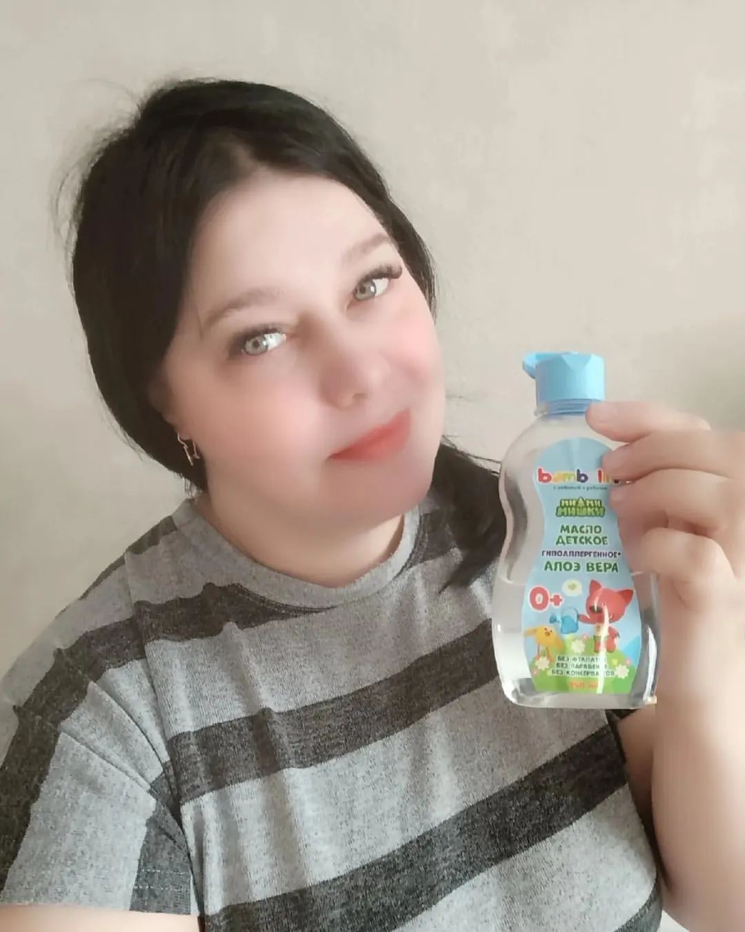 👶 Можно ли вылечить ребенка с задержкой речевого развития? 

🐻Кто  же нам помог: "Валера" - желейный медведь из мультика или  общий массаж ребенку? 
Сейчас расскажу 😊.

Этот малыш с ЗРР (задержка речевого развития) говорит много, но ничего не понятно, возраст 4 года. Родители очень старались помочь сыну заговорить нормально, для этого они прошли большой путь:
🔸Логомассаж
🔸Мануальная терапия
🔸 Магнитотерапия
И много чего ещё. Небольшой сдвиг был, но этого мало. 
Врач назначил массаж шейно-воротниковой зоны  и тогда они пришли ко мне. 

👩‍⚕️Осмотрев ребенка, я рекомендовала массаж общий. Ведь ребенок ещё маленький и во время массажа важно работать не только с шеей, но и с определенными точками на ладонях, на ступне, вдоль позвоночника и т.д. 

🙌Массаж я делаю долго, тщательно, каждую клеточку массирую.
 Малышу долго лежать в спокойном состоянии тяжело , поэтому родители его отвлекали мультиком. 

🐻Валера - это любимый персонаж моего маленького клиента. И только с ним он вёл себя спокойно на массаже. 

🐻Так как я ещё и психолог по высшему образованию, то я решила сделать психологический подход: подготовила  карточки-раскраски "Валеры" с буквами этого имени, чтоб ребенок дома по ним занимался и на следующий сеанс массажа приносил мне проработанную  карточку с буквой.🆗

Сделали ещё не весь курс, получился небольшой перерыв из-за простуды малыша, но его родители уже заметили, что ребенок заговорил понятным языком. 

😍Вы не представляете, сколько эмоций, радости, счастья я увидела у мамочки этого маленького героя. Да, он тоже герой - ведь он старается, он понимает, что всё это делают для того, чтобы он стал говорить лучше. 🎉

После полного выздоровления от простудного заболевания мы продолжим массаж и потом сразу же 2-3 раза в неделю будем проводить ЛФК по программе развития речи. 

‼️Не каждый массажист может сделать программу ЛФК:  Только массажист  с медицинским  образованием "Лечебное дело", изучивший курс ЛФК, разрабатывает нужную программу и выполнять её могут совместно с тренером ЛФК с соответствующим подтверждающим документом. Только такой серьезный подход у нас в салоне СТИЛЬ ЖИЗНИ.
✅За подробностями пишите в директ или в шапке профиля таплес.