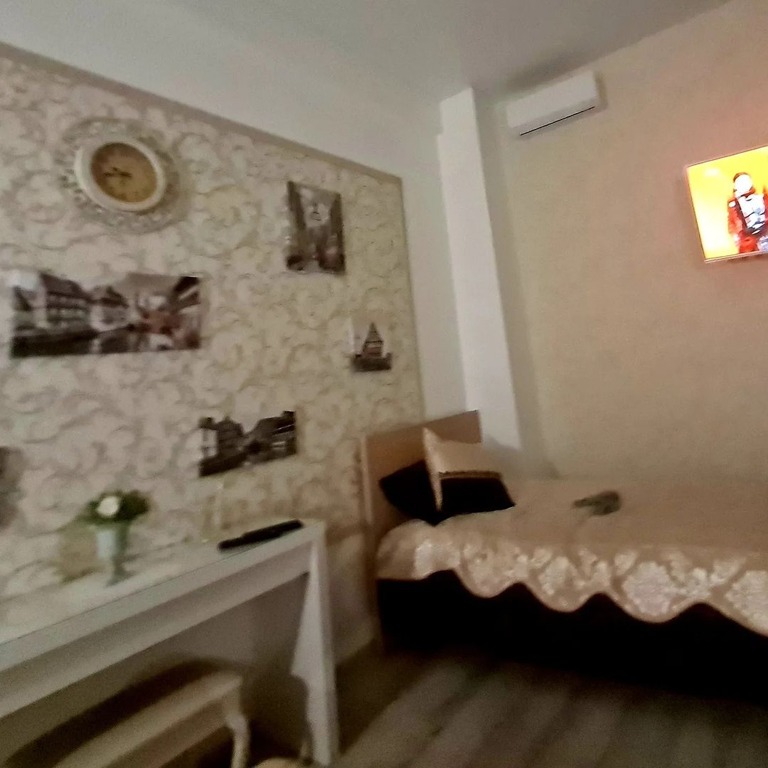Есть в городе Богородецке отель "Elite". Он, что называется  немного "vulgar", но до чего же уютный! Каждый раз оставливаемся в нем, когда возвращаемся в Петербург. Все-таки моя цыганская часть крови очень отзывается всем этим вензелям и позолоте😊 А вчера там ещё и цыганскую свадьбу наблюдали! Невесте 14, жениху 16! Она - красавица в роскошном красном платье!💃 Его не видели... Песни! Смех! Танцы! Какие всё-таки весёлые люди! #дорогадомой