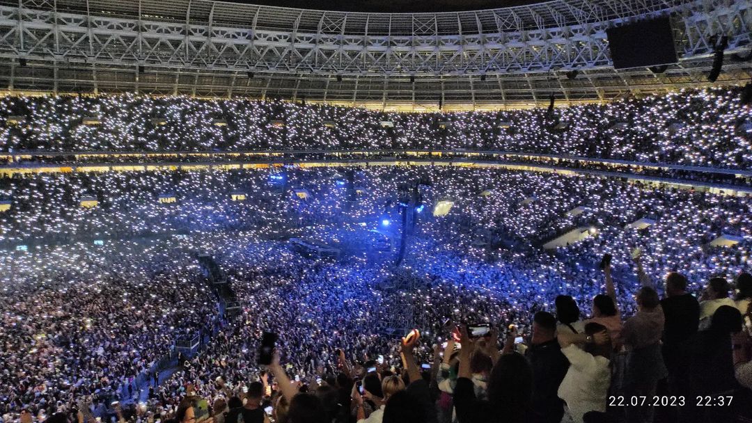 😍весь стадион в огнях