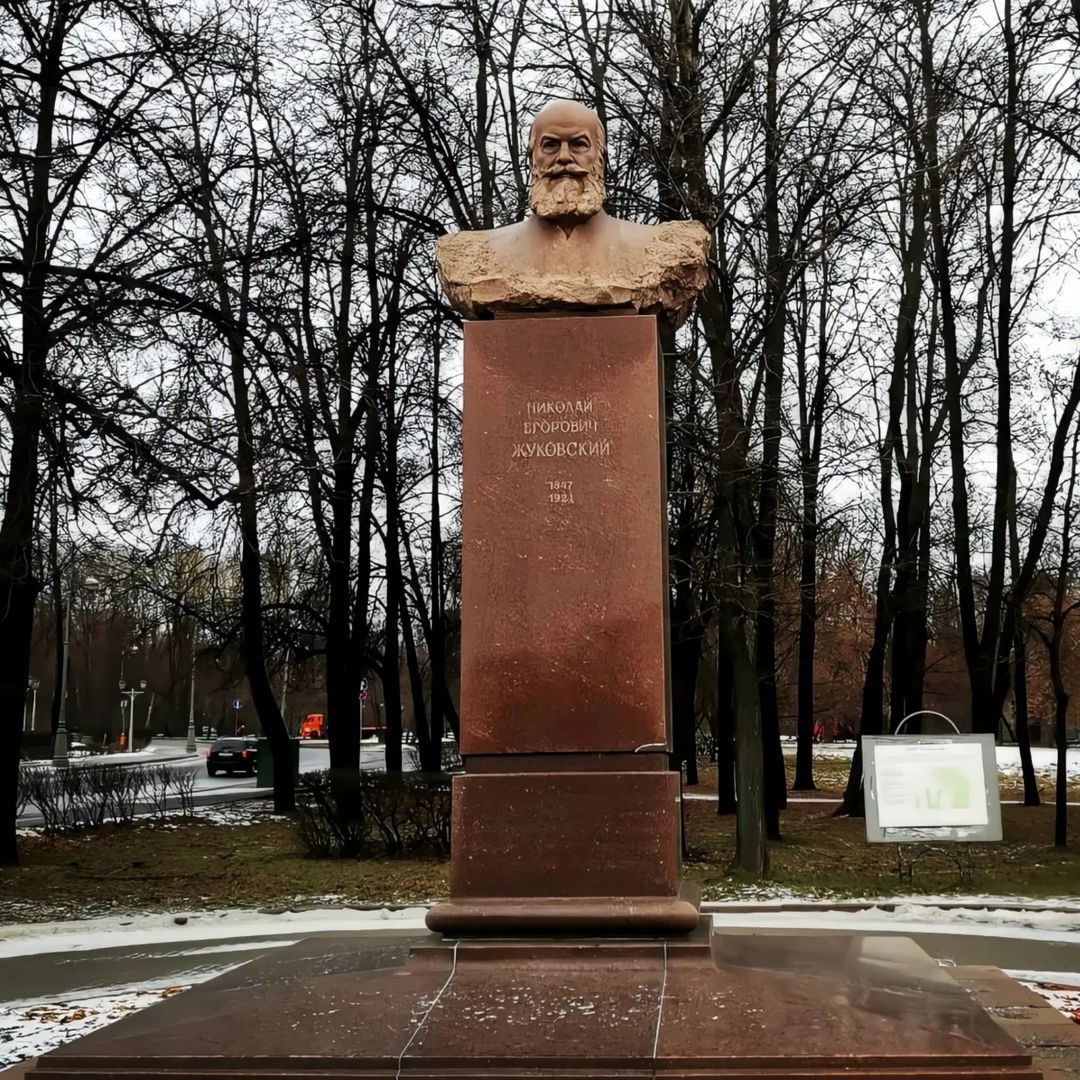 progulka7 в LOOKY — Бюст 'Отцу русской авиации' Николаю Егоровичу Жуковскому, им