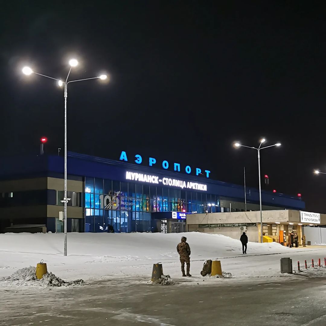 Заполярье. Мурманск. Териберка. Суровый и прекрасный край. Теперь мы с Матвеем и капибарой полярники! 😊 Увидели первый атомный ледокол "Ленин". Посмотрели, как низкорослая заполярная тайга сменяется бескрайней тундрой. Приехали в Териберку на берег Баренцева моря Ледовитого океана. Погладили оленей и хаски. Отведали местной кухни. А на подъезде к Кировску увидели северное сияние! И все это за одни сутки! Максим @shetsky и Олеся, спасибо вам большое, что позвали нас с собой! Это просто невероятно захватывающее путешествие!