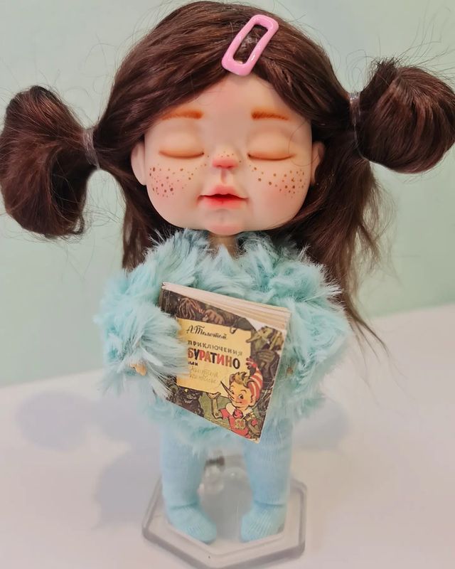 iren_svm в LOOKY. #irensdolls_04,#ob11,#obdoll,#obitsu11,#ob11dolltoys,#babydoll,#обитсу,#обитсуроссия,#miniature,#dollfoto,#коллекционнаякукла,#шарнирнаякукла,#ob11knit,#бжд,#bjd. Третий пупс из колле...