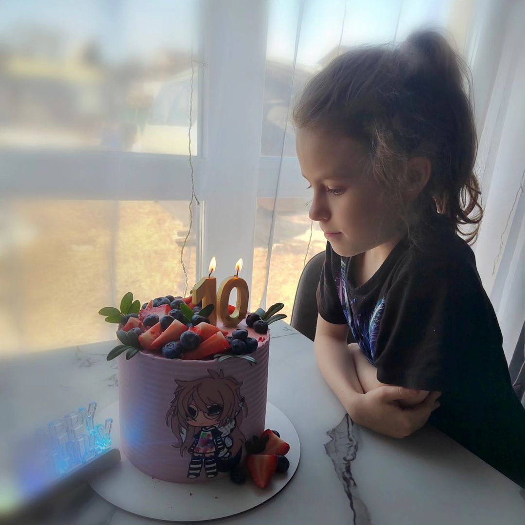 Любимая доченька, наше солнышко, поздравляем тебя с твоим первым юбилеем. Желаем тебе , чтоб твои красивые голубые глазки всегда сияли от счастья,мир во круг тебя был добрым и мечты твои обязательно сбывались. Любим тебя наша крошечка. 🤗🤗🤗🥰🥰🥰
#моякуколка 
#мояСильвия 
#первыйюбилей