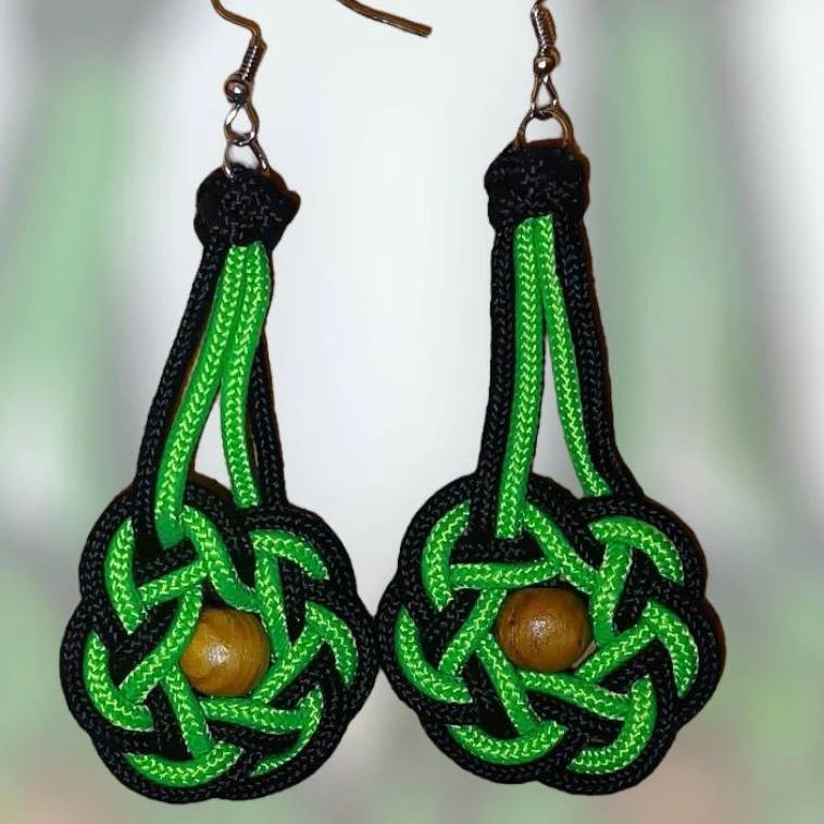 Серьги из паракорда и деревянной лакированной бусины 
#masterovaya_artel 
#paracord 
#handmade