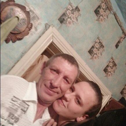 Как же быстро летит время… Вот и тебя, ПАПА уже нет с нами 7 лет… Боль, любовь, нежность, горькое сожаление, пустота, отчаяние останутся в душе навсегда…Но это жизнь… И приходиться жить только с воспоминаниями о родном человеке, о тебе , ПАПА …

Да, я взрослая, всё понимаю,
но не легче от этого жить!
Всё равно я безумно скучаю!
Продолжая всё так же любить!
Продолжая о папочке думать,
И о нём, о живом вспоминать.
Задевая сердечные струны,
Что его никогда не поднять.
Что его никогда не услышать,
Что его никогда не дождаться.
Он наверно всех облаков выше,
В неизведанном божьем пространстве...
Он нас видит, конечно же видит,
И как мы, так же скучает.
Он как ангел за нами летает,
Что бы быть к нам хоть чуточку ближе.
Он конечно хотел бы вернуться,
Но уже никогда не сумеет,
В этом мире ему не проснуться,
Его сердце ничто не согреет.
И от этого только больнее,
Но не думать о нём не возможно.
С каждым днём на душе тяжелее,
И смириться, папулечка, сложно.
И не лечит проклятое время,
И не стягивает эти раны,
А внутри пустоту не восполнить,
Я бороться с собою устала!
Я хочу на всё плюнуть, забыться...
И с улыбкой вернуться домой.
Там увидеть счастливые лица,
И что б папочка снова живой...
