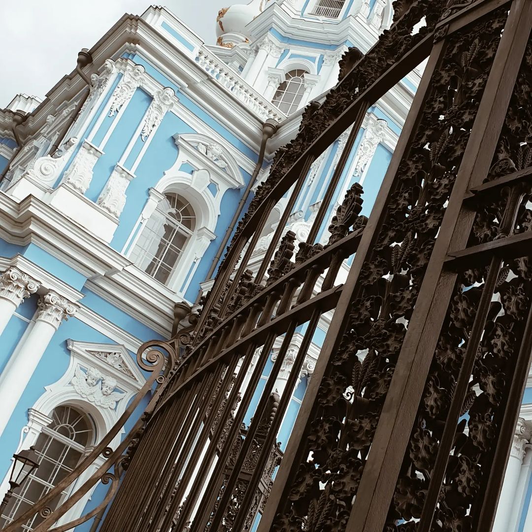 Он как магнит, тянет к себе. В чем магия Питера? В нем много неба, много воды, много пространства. И много людей, которым все это так же нравится, как и тебе.
 
#спб #питер #севернаястолица #любовь #цитаты #всевзаимно #фото #блогер #инвестор #храм #мотивация #путешествие #путь #люди
