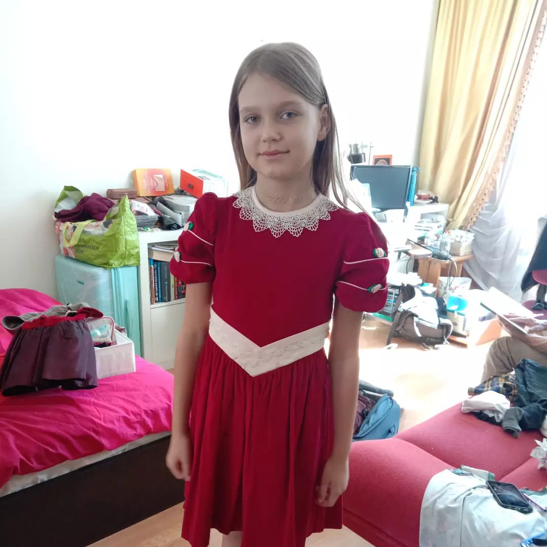 Я одела мамино старое платье) мама выступала в нём, я играю в нём на пианино дома уже сделала маленький концерт, я ещё не изучала ноты, но уже вовсю придумываю сама 💛
Как только я села за пианино то сразу поняла чего мне сильно не хватало)