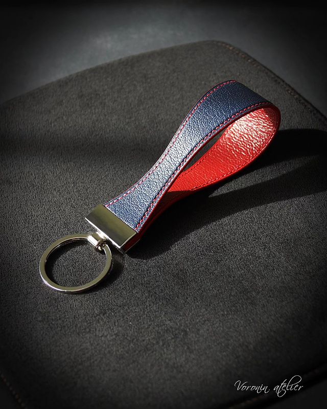voronin_atelier в LOOKY. #voroninatelier,#leatherkeychains,#keychain,#leatherkeyfob,#leatherkeyholder,#leatherkeyring,#carkeyholder,#брелокизкожи,#кожаныйбрелок,#аксессуарыизкожи,#luxuryleathergoods,#изделияизкожиомск. Брелок для ключей. 
...