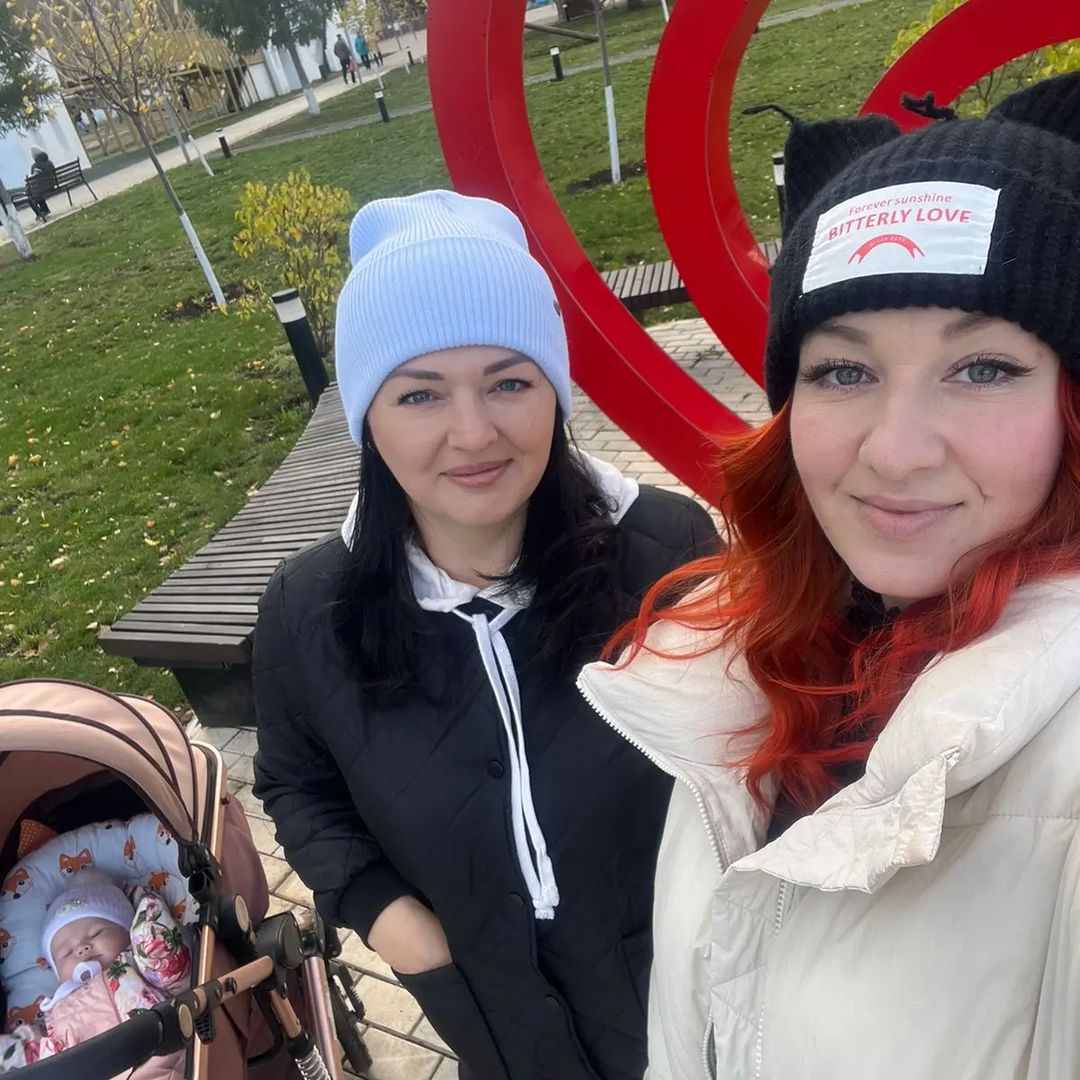 Женская дружба - что это такое…
@lisa_ulia_9 Это без повода встречи с тобою,
Смех без причины, улыбка сквозь слезы,
Ливень с грозою под белой березой.

Сотни часов на двоих в магазинах,
Тысячи дней в болтовне о мужчинах.
Много вина, иногда с перебором,
Грёзы, что жизнь переменится скоро.

Женская дружба – огромная сила,
Я счастье у неба тебе попросила,
Поверь, так и будет, всем сердцем желаю!
 Юлечка, С днем рождения тебя !