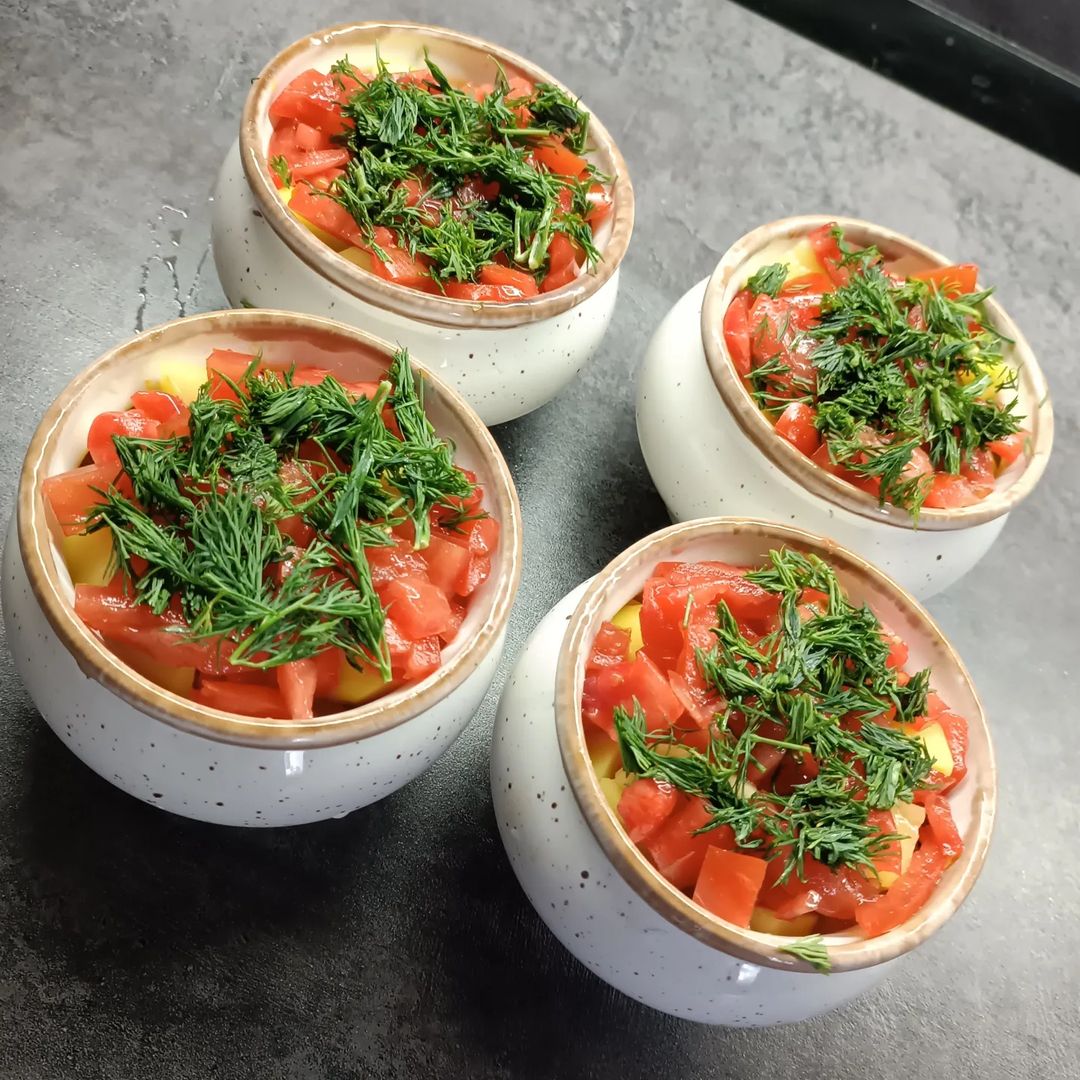 Шеф повар это я 👩‍🍳👩‍🍳👩‍🍳 
Который день балую мужа вкусностями,  сегодня вот горшочки ☺☺ надеюсь не пересолила 🤦‍♀️😁😁