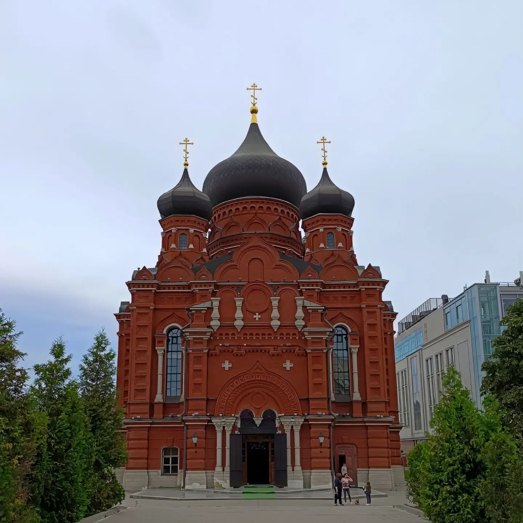Его пытались взорвать, но попытка потерпела неудачу...
Успенский кафедральный собор - православный кафедральный собор Тулы, до 1917 года был монастырским. Самое главное его не следует путать с историческим кафедральным Успенским собором в Тульском кремле.
В народе эту церковь из красного кирпича, расположенную на главной площади города и являющуюся его доминантой, прозвали довольно необычно, а именно "чёрной" из-за цвета куполов и теперь немножко истории...
Именно здесь распологался первый каменный храм в честь Успения Пресвятой Богородицы, который существовал уже в середине XVIII века, как церковь Успенского женского монастыря. В 1791-1792 годах храм обветшал, и на его месте построили новое здание, которое в середине XIX века расширили и перестроили. В 1898 году храм разобрали до основания для строительства нового, двухэтажного, которое мы наблюдаем с вами сегодня.
В советское лихолетье собор чудом избежал печальной участи многих храмов - его пытались взорвать, но попытка потерпела неудачу. Позже его передадут под архив с которым он жил даже после распада СССР и хоть собор перешёл в ведение русской православной церкви в 1996 вывезти полностью весь архив удалось лишь десять лет спустя...