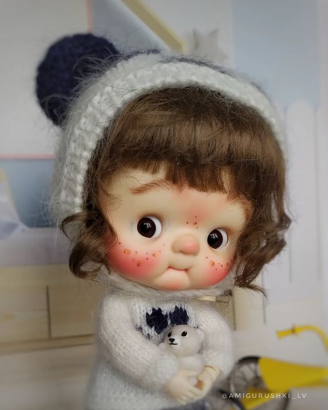 amigurushki_lv в LOOKY. #сделано__любовью,#кукуша_lv,#qbaby,#qbabydoll,#bjddoll,#кубеби,#blythe,#одеждадлякукол,#аутфитблайз,#dollcollector,#кукларучнойработы,#artistdoll,#кукла,#купитькуклу,#doll,#qbabyqbaby👶🏻,#collectiondoll,#sale,#knitfordolls,#интерьер,#bjdmaking,#вязанаяшапка,#панда,#panda,#little,#вналичии. - А игрушки кто убир...