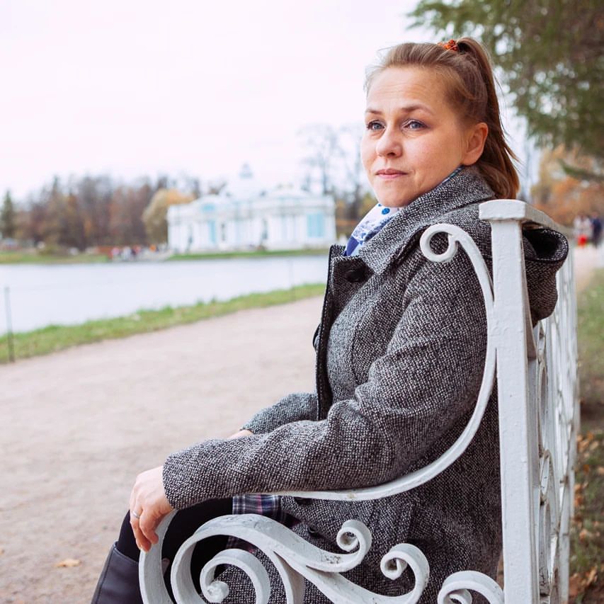 Однажды человек шел мимо дома и увидел старушку в кресле-качалке.
Рядом с ней качался в кресле старичок, читающий газету, а между ними на крыльце лежала собака и скулила, как будто бы от боли.
⠀
Проходя мимо, человек про себя удивился, почему же скулит собака.
⠀
На следующий день он снова шел мимо этого дома.
Увидел престарелую пару в креслах-качалках и собаку, лежащую между ними и издающую тот же жалобный звук.
⠀
Озадаченный человек пообещал себе, что, если и завтра собака будет скулить, он спросит о ней у пары.
⠀
На третий день на свою беду он увидел ту же сцену: старушка качалась в кресле, старичок читал газету, а собака лежала на своем месте и жалобно скулила.
⠀
Он больше не мог это выносить.
⠀
— Извините, мэм, — обратился он к старушке, — что случилось с вашей собакой?
⠀
— С ней? — переспросила она.
— Она лежит на гвозде.
⠀
Озадаченный ее ответом человек спросил:
— Если она лежит на гвозде и ей больно, почему она просто не встанет?
⠀
Старушка улыбнулась и сказала приветливым, ласковым голосом:
⠀
— Значит, голубчик, ей больно настолько, чтобы скулить, но не настолько, чтобы сдвинуться с места.
⠀
В этом есть правда:
мы часто ноем о том, что нас достало, что надо что-то менять, но при этом ничего не делаем.
Нужно попытаться хотя бы "встать"