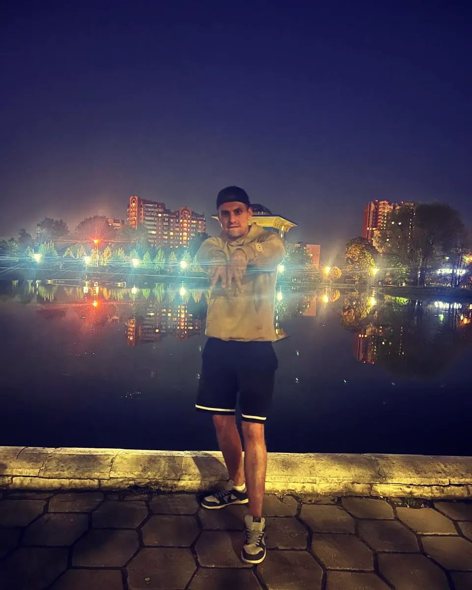 С неба звёзд обломки, не кажусь, кем не был
Для кого подонки, для кого примеры
Никому не делал в теле доп отверстий
Но давно примерил чемпионский перстень
