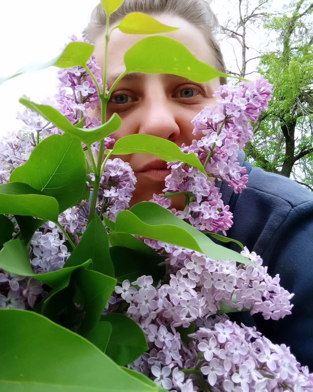 Господи, здравствуй...(Три точки)
Хочется поговорить...
Благодарю за денёчки 
И за желание жить...
Раньше на скорости мчала
Жизнь, пролетая,как день...
Каюсь, что не замечала,
Как расцветает сирень...
Верю,люблю и прощаю...
Сердцем ценю каждый день...
Не торопясь , наблюдаю,
Как расцветает сирень...