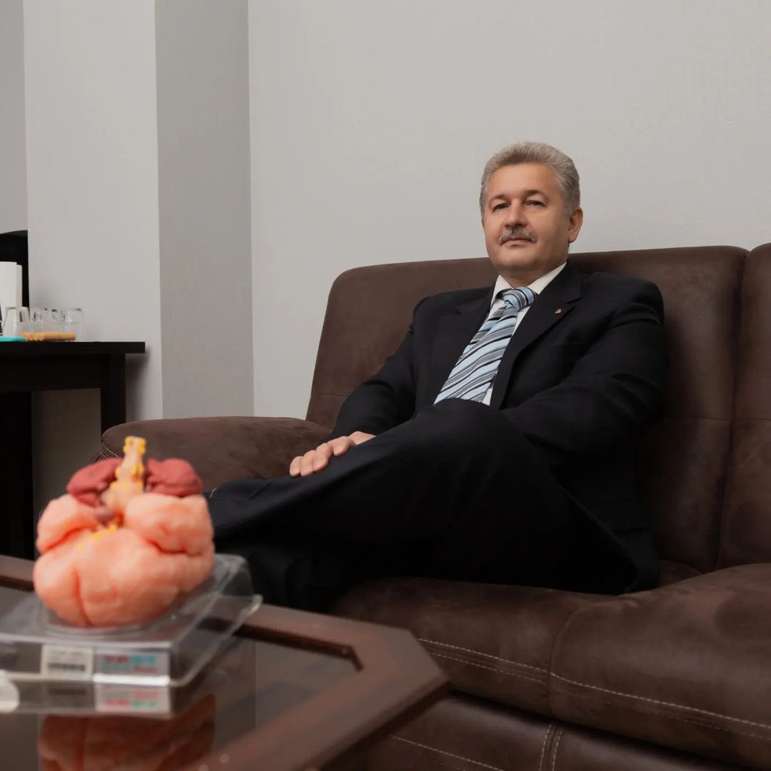 ❗Преодоление убеждений: Ключ к развитию успешности‼️
 
💥. Убеждения - мощная сила, которая формирует наше восприятие мира и наше поведение. Иногда наши убеждения могут стать преградой на пути к достижению личной и профессиональной успешности. 

🔥. Мы обсудим несколько методов, которые помогут вам преодолеть убеждения, тормозящие ваше развитие, и открыть дверь к новым возможностям.
 
 ✅. Осознание и распознавание убеждений 

Первым шагом к преодолению убеждений является осознание и распознавание их наличия. 
Часто мы не задумываемся о своих убеждениях, и они становятся автоматическими реакциями на определенные события или ситуации. Остановитесь и задайте себе вопрос: какие убеждения мешают мне достигать успеха? 
Важно быть честным с собой и проанализировать, какие именно убеждения вам мешают.

 ✅. Исследование корней убеждений 

Однажды вы определите свои убеждения, пришло время исследовать их корни. Многие наши убеждения были сформированы еще в детстве, основываясь на наших ранних опытах и восприятиях. 
Обратите внимание на ситуации, которые вызывают страх, сомнения или тревогу. Попытайтесь понять, какие именно события или опыты сформировали эти убеждения. 
Часто мы обнаруживаем, что наши убеждения основаны на стереотипах, негативных суждениях или недостаточной информации. 

 ✅. Изменение убеждений 

Когда у вас есть ясность в отношении ваших убеждений и их корней, пришло время произвести изменения. Помните, что убеждения являются гибкими и подвластными изменениям. Одной из эффективных техник изменения убеждений является замена их положительными и поддерживающими утверждениями. Начните отслеживать свои мысли и замечайте, когда негативные убеждения появляются. Затем, активно заменяйте их на то, что поддерживает вашу успешность и развитие. 

 Продолжение в следующей публикации 😊

Ваш Александр Гончаров