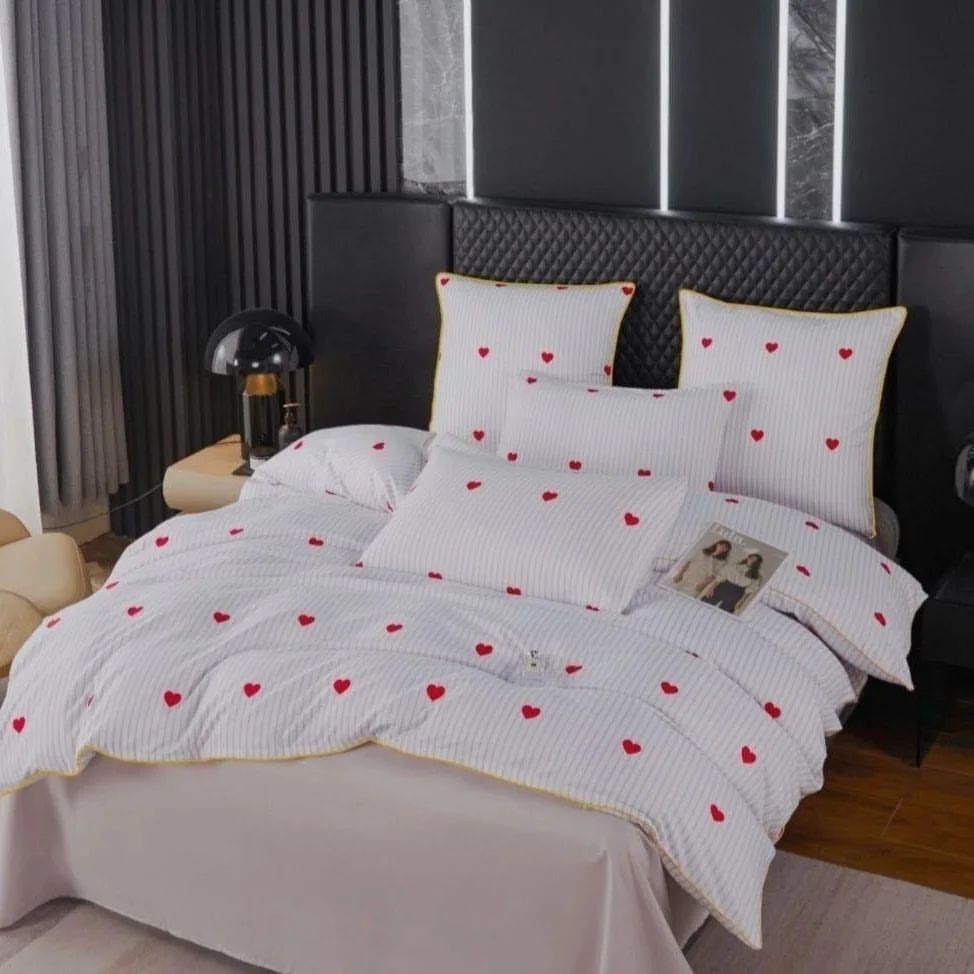 New collection 
Фирма  ALANNA Плотность ткан 150гр/м²
Качество из 100%-хлопка очень хорошее.
Страна происхождения Китай Фабричный 
В комплекте Простыня идёт без резинка.
Количество ограничено. 

1.5-спальный   Цена 2300 ₽
Пододеяльник 150х220   (1 штук) 
Простыня          150х220  (1 штук)
Наволочки           70х70    (2 штук) 

2.0-спальный  Цена 2700 ₽
Пододеяльник 180х220   (1 штук) 
Простыня          200х220  (1 штук) 
Наволочки          70х70     (2 штук)

Евро-Стандарт  Цена 3100 ₽
Пододеяльник 200х220  (1 штук) 
Простыня         220х240  (1 штук) 
Наволочки         50х70     (2 штук) 
Наволочки         70х70     (2 штук)

Семейный (Дуэт)  Цена 3500 ₽
Пододеяльник 150х220   (2 штук) 
Простыня  220х240 (1 штук) 
Наволочки  50х70 (2 штук) 
Наволочки  70х70 (2 штук)