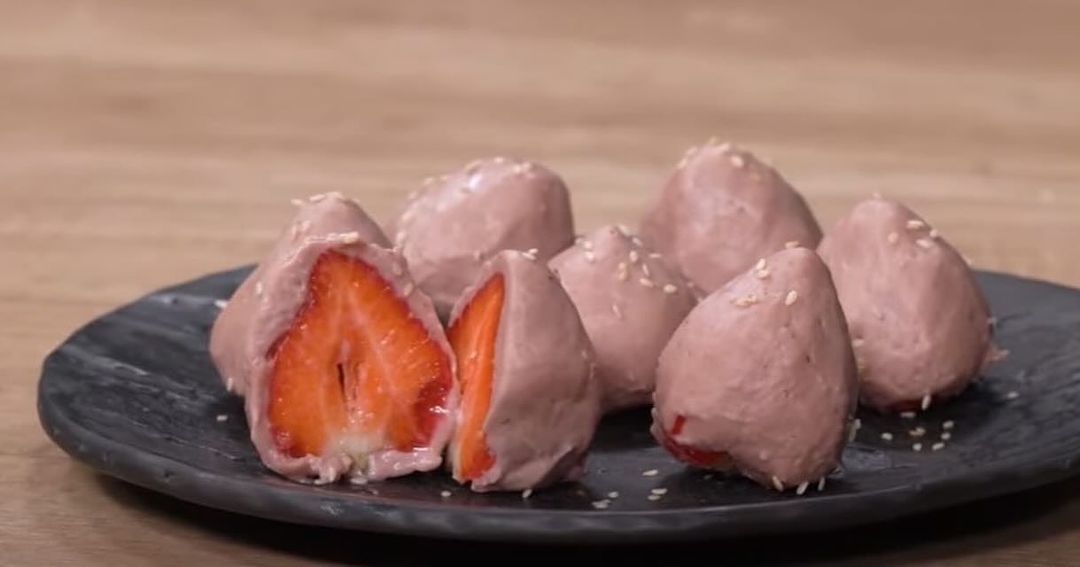 Кстати, вес мы снижаем вкусно. Завтра в рамках проекта трансформация состоится кулинарный мастеркласс, на котором будем учить участников готовить вот такой десерт Клубничный 🍓 Моти, который можно есть без опасений, что он прилипнет на боках.

А ты всё ещё ешь куриную грудку с салатом? 😉