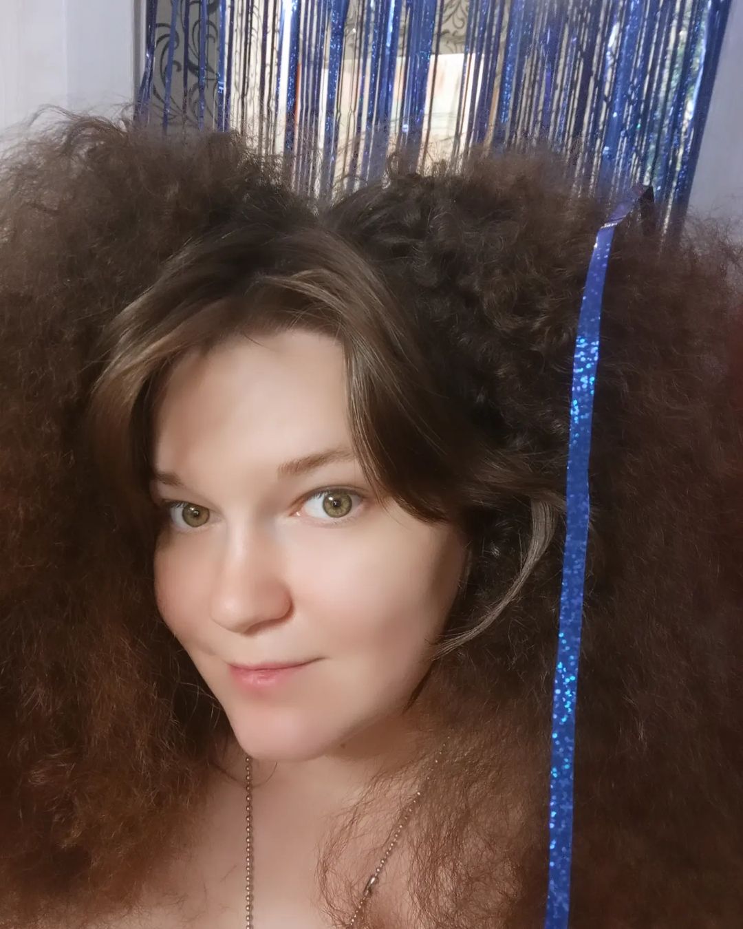 Процесс расплетения 💆🏻‍♀

Расплестись вы можете самостоятельно или у меня 🤗

Для самостоятельного расплетения вам понадобится: 
- несколько часов свободного времени ⏳
- ножницы или распарыватель швов ✂
- расчёска 🪮
- шампунь и бальзам для волос 🧴
- можно ещё привлечь близких и друзей для ускорения процесса 👫🏼

Устраиваемся поудобней и начинаем ✅

Советую начинать расплетаться снизу в верх ⬆ так удобнее отделять дреды/косы от уже расплетённых волос, они не пересекаются и не путаются 🧶

Берём прядку, аккуратно разрезаем или распарываем нитку, которая закрепляет волосы с дредом/косой, разматываем нитку, а затем расплетаем сами волосы 💁🏻‍♀

Тщательно, но аккуратно, прочесываем эту прядку, пока она не будет расчёсываться без каких-либо либо сложностей. Только после прочёсывания одной прядки можно переходить к другой. Можно использовать как массажную, так и однорядную расчёску ✌🏻

❗Не пугайтесь❗количества выпавших волос. В норме, человек теряет от 50 до 150 волос в день❕комплект носится до двух месяцев, а так как волосы плотно заплетены, выпадать им просто некуда, и они остаются на месте, и если умножить даже 50 на 30 (месяц носки) уже получится 1500, визуально это много, но по факту - является нормой 📊

После того, как вы распелись и прочесали все прядки у вас будет забавное афро 🤭 очень рекомендую это сфотографировать 📸

Последний этап: моем голову 🧖🏻‍♀ советую помыть голову шампунем 2-3 раза, после чего наносим бальзам и держим его на волосах чуть дольше положенного (минут 5), и уже после бальзама наносим свои индивидуальные средства по уходу за волосами, которыми вы пользуетесь 🧼

После дред, локонов или кос, вам может показаться, что на голове не хватает объёма 🤔 это вполне нормально, ваш стандартный объём волос никуда не делся, отсутствие объёма - визуальный обман, т.к. вы привыкли к дредам/косам/локонам, которые увеличивают объём в несколько раз ✨

Готово 🙋🏻‍♀ волосы расплетены, дайте им и коже головы некоторое время отдохнуть, и можно вплетаться повторно ✌🏻

Будь ярче 🌅🎆🌠

#дедреды #дреды #косынырезинке #косы #декосы #дредолоконы #локоны #красота #безопасныедреды #безопасныекосы #плетения #дредокудри #афропрически #хвостнырезинке