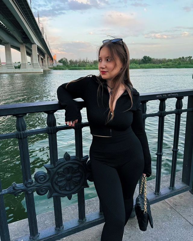 margoastrum в LOOKY. #woman#womanstyle#womanpower#girl#girlpower#loveyourself#embankment#walk#walking#city#citygirls#citylife#blackstyle. – Некоторые женщины ...