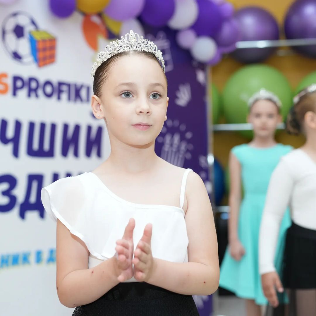 НАСТОЯЩАЯ ЛЕДИ 👗👒👠
И вот моя чудесная девочка раскрылась в чудесную леди, стала смелой Принцессой - Трубодурочкой 👑
Воистину мне есть чем гордиться 💛
Большое спасибо тренеру @andreeva_alina64 и всему @kidsprofiki_official 
Ну а теперь мы в в этом же месте учимся быть великими художниками 🦋🦋
Чудесное место, чудесные педагоги, чудесное детство 🐞🍓❤