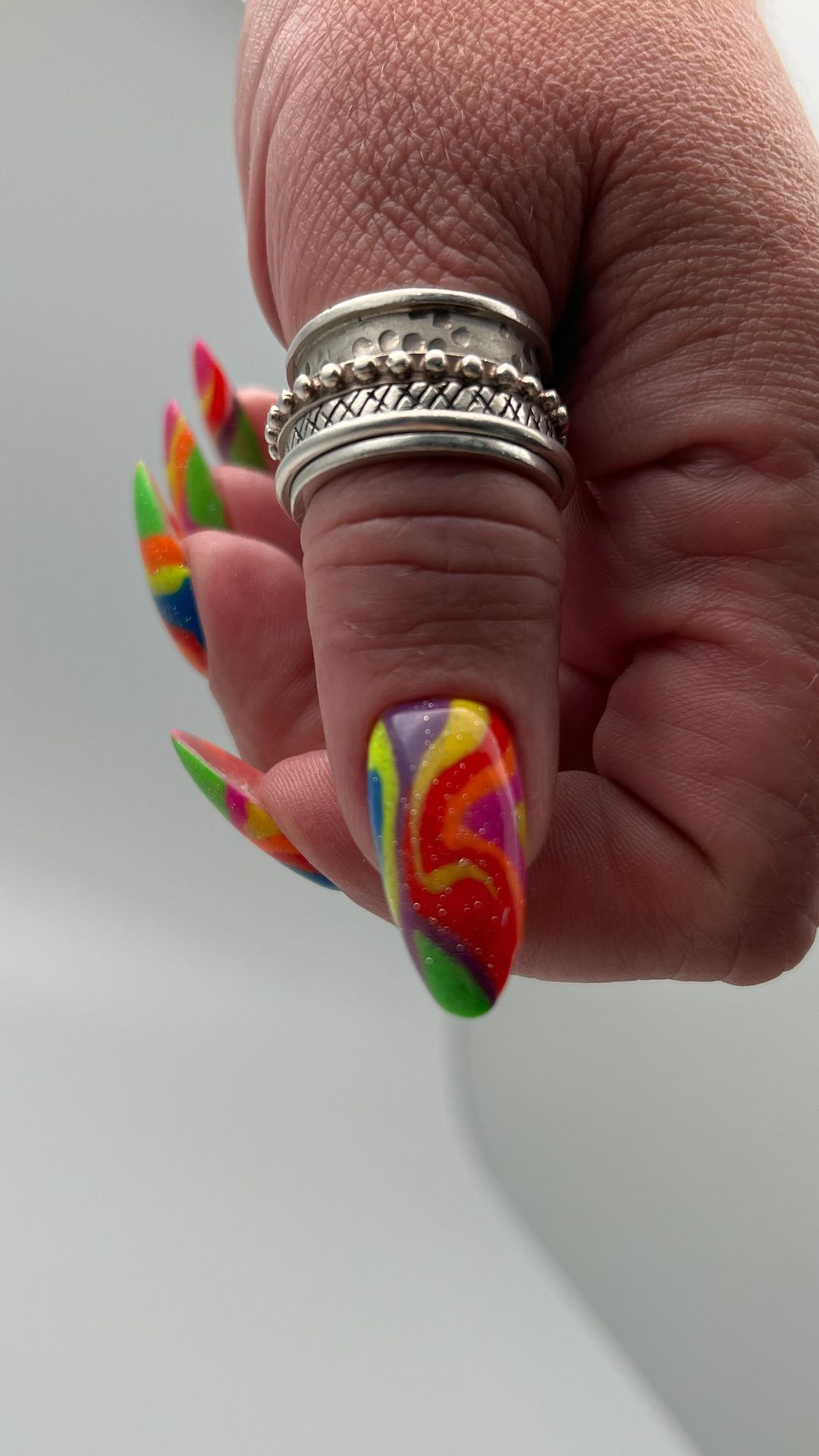 zalisa_nails в LOOKY. #маникюруют,#маникюрростов,#ногтиуют,#zalisa_nails,#alisa_nails_rostov,#nailsart,#яркийманикюр🌺,#яркийдизайнногтей,#абстракциянаногтях,#миндальныеногти,#летнийманикюр,#маникюртуполева,#ногтисальскгельлак,#френчманикюр. Когда с клиенткой на...