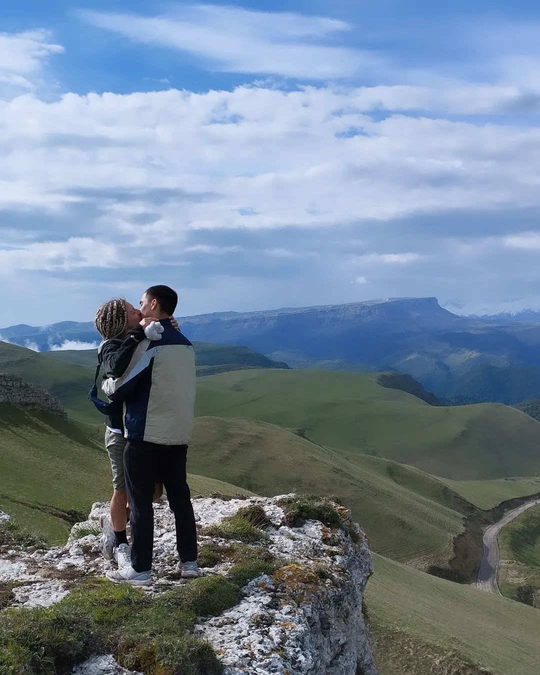 🏞
Лес беречь:
Костры не жечь! 
Котов кормить, 
Людей любить. 

В соавторстве с @stacie_soloveva 😇

#БогВедëт