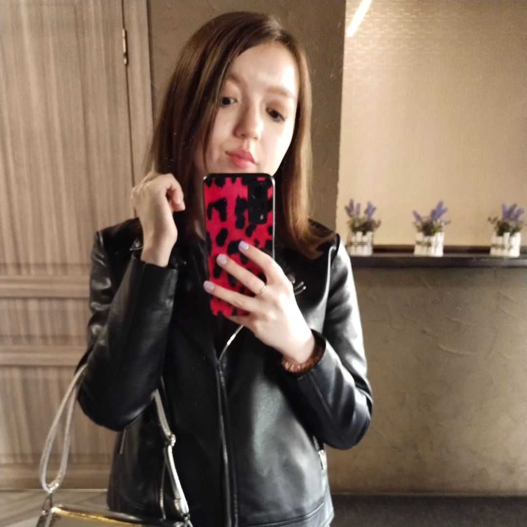 НА ПОРОГЕ К НОВОМУ ЭТАПУ В ЖИЗНИ! 

24 апреля была успешная предзащита диплома. С 3-5 июня я успешно сдала госы в универе на "4" 🥳. Именно поэтому, я была не так активна в этой соцсети. Прошу принять и простить🙏🏻 

2 июля - защита диплома. Я так жду этого дня, так хочу, чтобы я уже закончила этот этап в жизни, потому что готова перейти к следующему этапу - к действительно взрослой жизни. 

9 июля - вручение дипломов. Этот день будет мой самый счастливый, ведь диплом будет у меня в руках. Уверена, что я не сдержу слёз, потому что это был очень долгий путь🥹 

Я уже представляю, как буду строить карьеру в сфере преподавания английского, или в переводческой деятельности... Это пока не так важно, готова даже пойти по профессии. Знаю, одно, что совсем скоро, я почувствую облегчение и свободу 🤞🏻✨💫

#жизнь #блог #блоггер #лайф #лайфблог #лайфстайл #новыйэтап #топ #рек #рекомендации