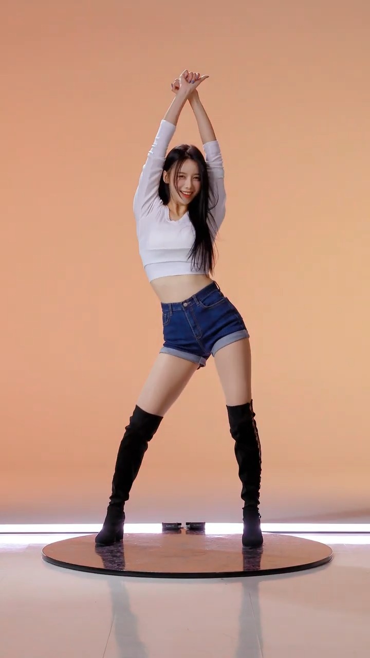 leea_dol в LOOKY. #Girls,#Girl,#dance,#korea,#like,#video,#nicetime,#love,#kpop,#kpopstyle. 월요일 출근길엔 이아돌이 함께 합니다...