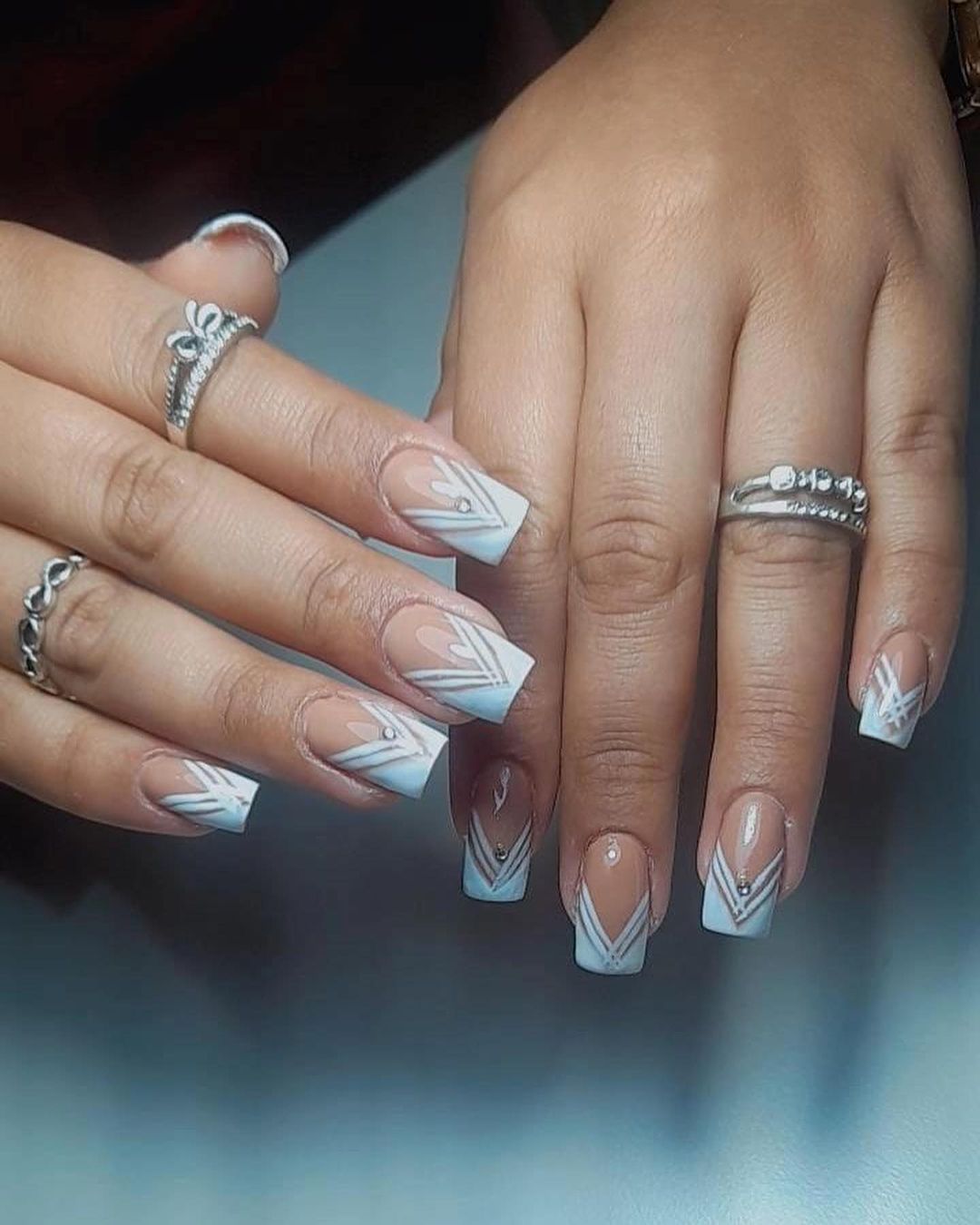 raquelbrazdesignerdeunhas in LOOKY. #manutençãoemdia.,#coresinverno. Manutenção de Alonga...