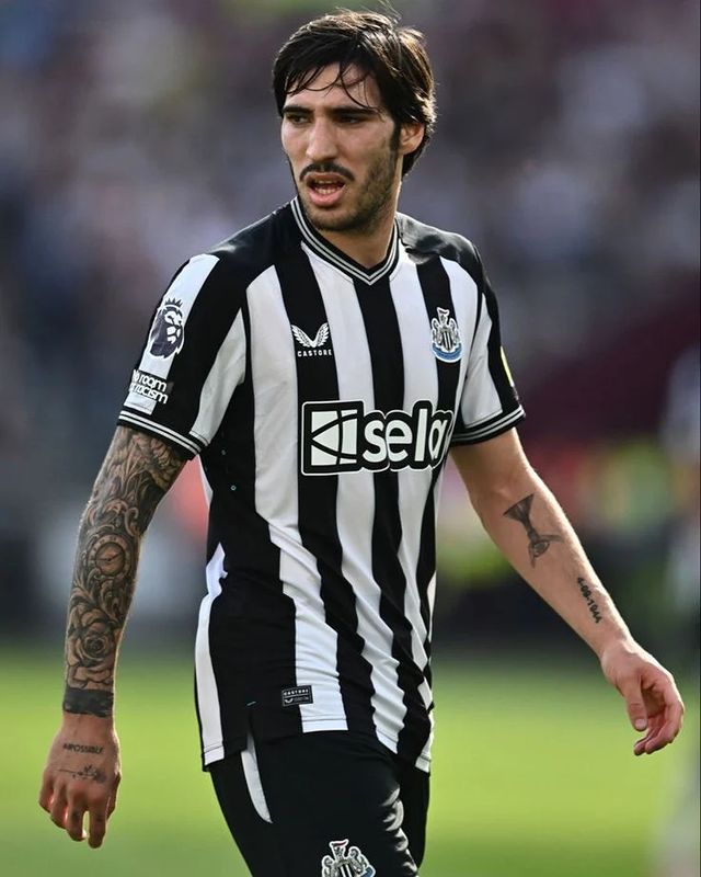 r tli  rl в LOOKY. #tonali,#sandrotonali,#toonarmy,#toonarmy⚫⚪,#premierleague,#newcastleunited. Happy weekend everyo...