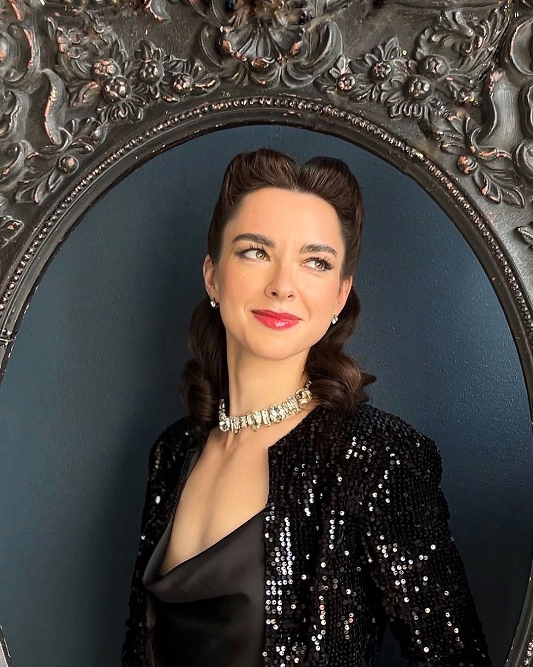 Когда я собирала Танюшу к съёмке афиши для концертов её джаз-бэнда, мы делали макияж и прическу, она сказала мне пронзительную вещь:

Она уже исполнила свою детскую мечту, состоялась как музыкант - несколько лет играет на скрипке в Большом театре.
А сейчас время ставить новые цели, ещё больше, ещё амбициознее, придумывать новые мечты и двигаться к ним, покорять новые направления.

Я подумала «ВАУ! Наверно, это потрясающее чувство - покорить высоченную гору детской мечты и реализоваться на все 100 намеченных процента». Я ещё пока только на пути к своей намеченной цели.

И если ЭТО🚀 было её детской мечтой, то дальше взрослая цель будет вообще громадная? Она будет играть по-крупному

Не смывая макияж, не расплетая прическу, только переодевшись, Таня так и пошла после съёмки в этом образе в Большой на работу.

Мой образ для неё - это не новая роль. Это новая жизнь❤️ обычная и классная