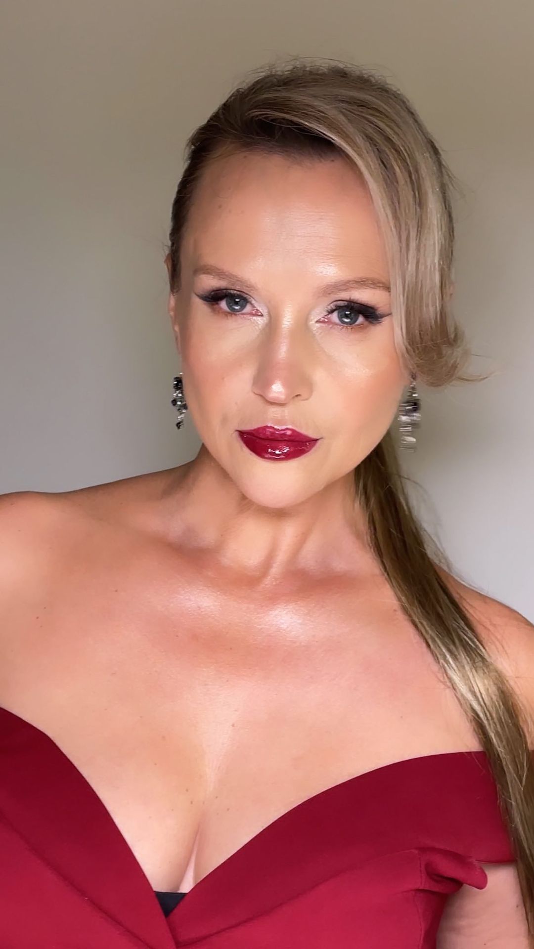 elvira_makeup35 в LOOKY. #макияж,#макияжвологда,#визажиствологда,#makeup,#colormakeup,#вологда,#трендовыймакияж,#тренды,#макияждопосле,#идеядлямакияжа,#растушеваннаястрелка,#свадебный,#свадебныймакияж,#макияждлясебя,#макияждлясебявологда,#тренды,#top,#рекомендации,#укладка,#волосывологда,#юмор. Они были актрисами)
...