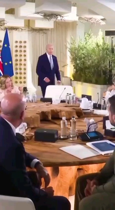 news.n1 в LOOKY. . Байден отдал честь З...