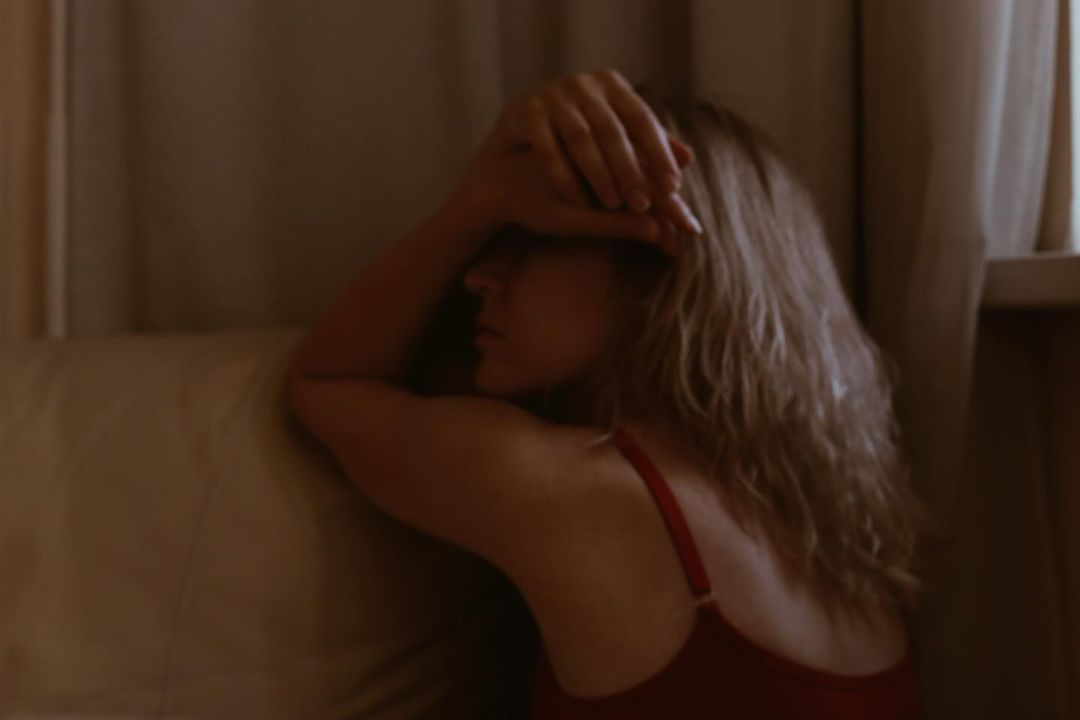 Мыслей много, задач тоже, событий еще больше ✨… надеюсь все это успешно переварить и пойти дальше в новом состоянии  #photography #mood #philosophy #размышления #настроение #свет #мысливслух #canon #canon6d #red #romantic #moscow