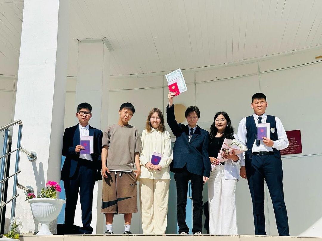 Мой 9 “в”❤️ Получили аттестат об основном общем образовании 👏🏼👏🏼👏🏼🥳🥳🥳 Всем моим желаю дальнейших успехов💫💫💫 Наша гордость Коля Бойтунов, получил аттестат с отличием😍 Дальше больше💫🙌🏼