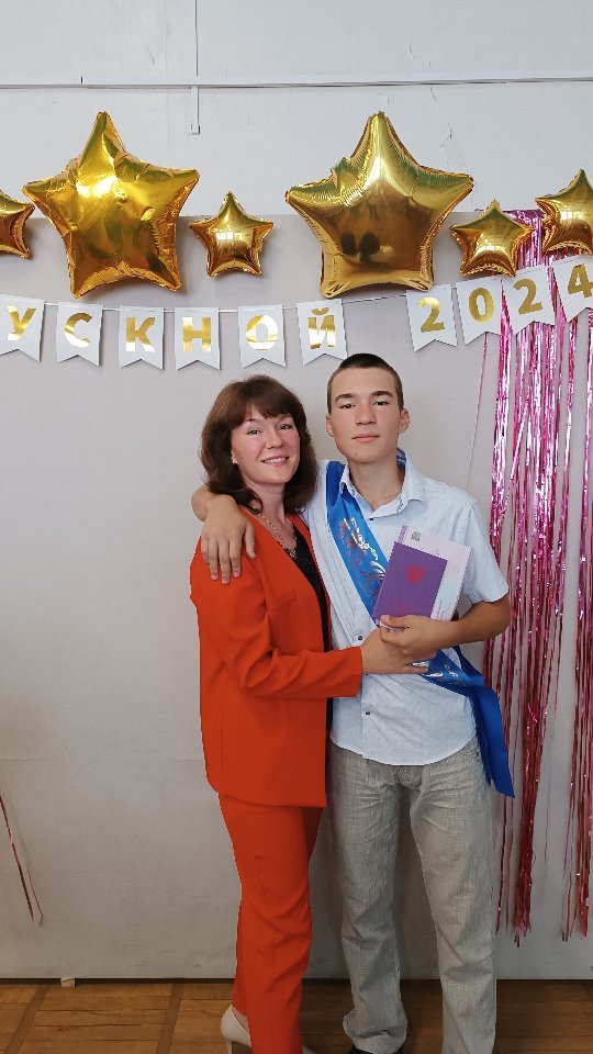 Екатерина в LOOKY. . Богдан окончил школу...