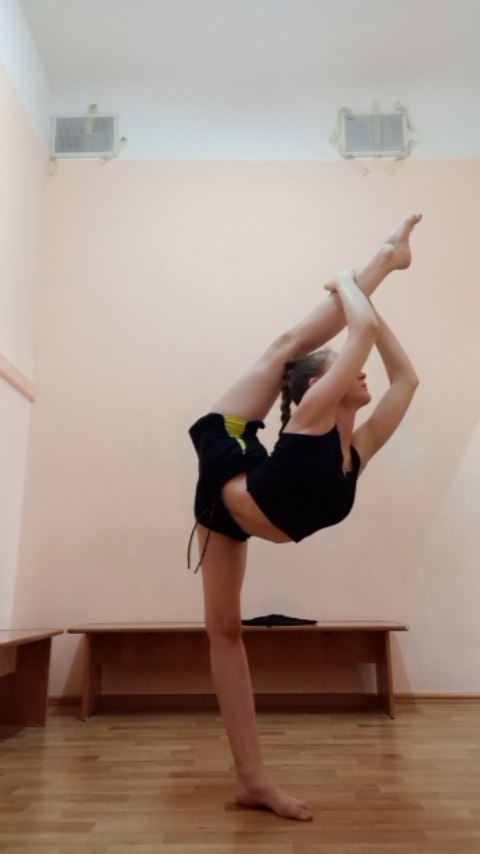 mir.acrobat в LOOKY. #Оттяжка,#шпагат,#гибкость,#цирковоеискусство,#акробатика,#гимнастика,#тренировка. Размятая и не больна...