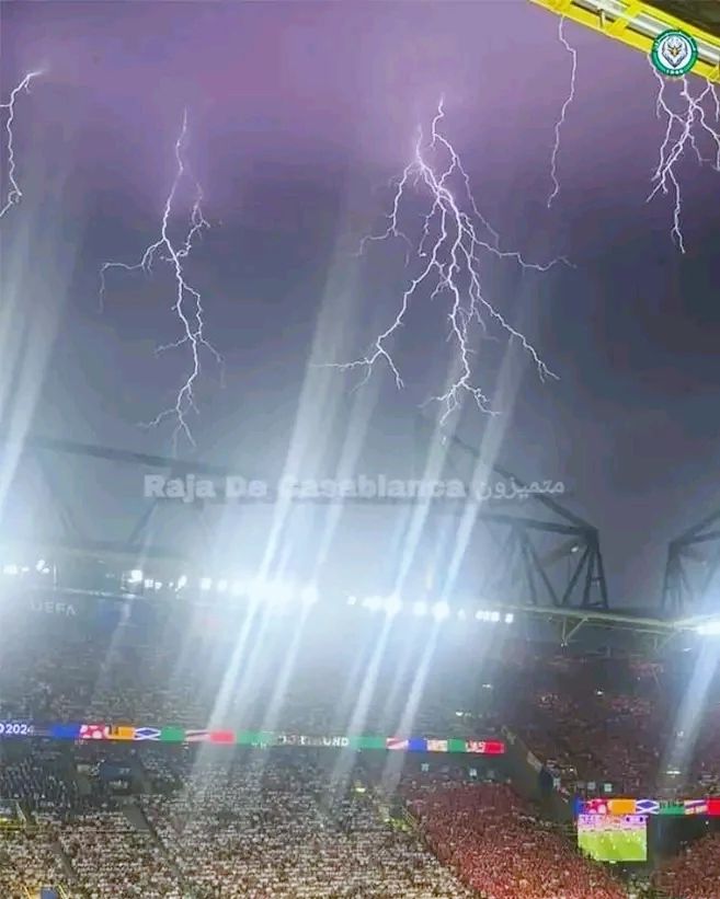 jd_karim_ в LOOKY — "هُوَ ٱلَّذِى يُرِيكُمُ ٱلْبَرْقَ خَوْفًا وَطَمَعًا وَيُنشِئ
