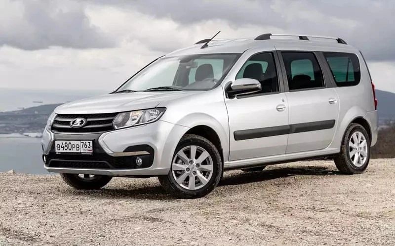 *Lada Largus уже у дилеров*

Автомобили Lada Largus, производство которых было перенесено из Тольятти в Ижевск, начали появляться у российских дилеров. Первая партия была доставлена в автосалоны в Петербурге.

В нее вошли белые и серебристые 5-местные универсалы в комплектации Classic Plus. Автомобили оснащены как 8-клапанным мотором 1,6 л мощностью 90 л. с., так и 106-сильным 16-клапанником.

О выходе модели в продажу АВТОВАЗ сообщал на прошлой неделе. Сборка Largus стартовала в середине мая, начало продаж было объявлено после накопления необходимого количества машин и проведения процедур проверки качества. 7-местные универсалы и версия Cross встанут на конвейер осенью.

Уточняется, что 5-местный универсал Largus в комплектации Classic стоит от 1,66 млн рублей, цена фургона начинается от 1,67 млн рублей.