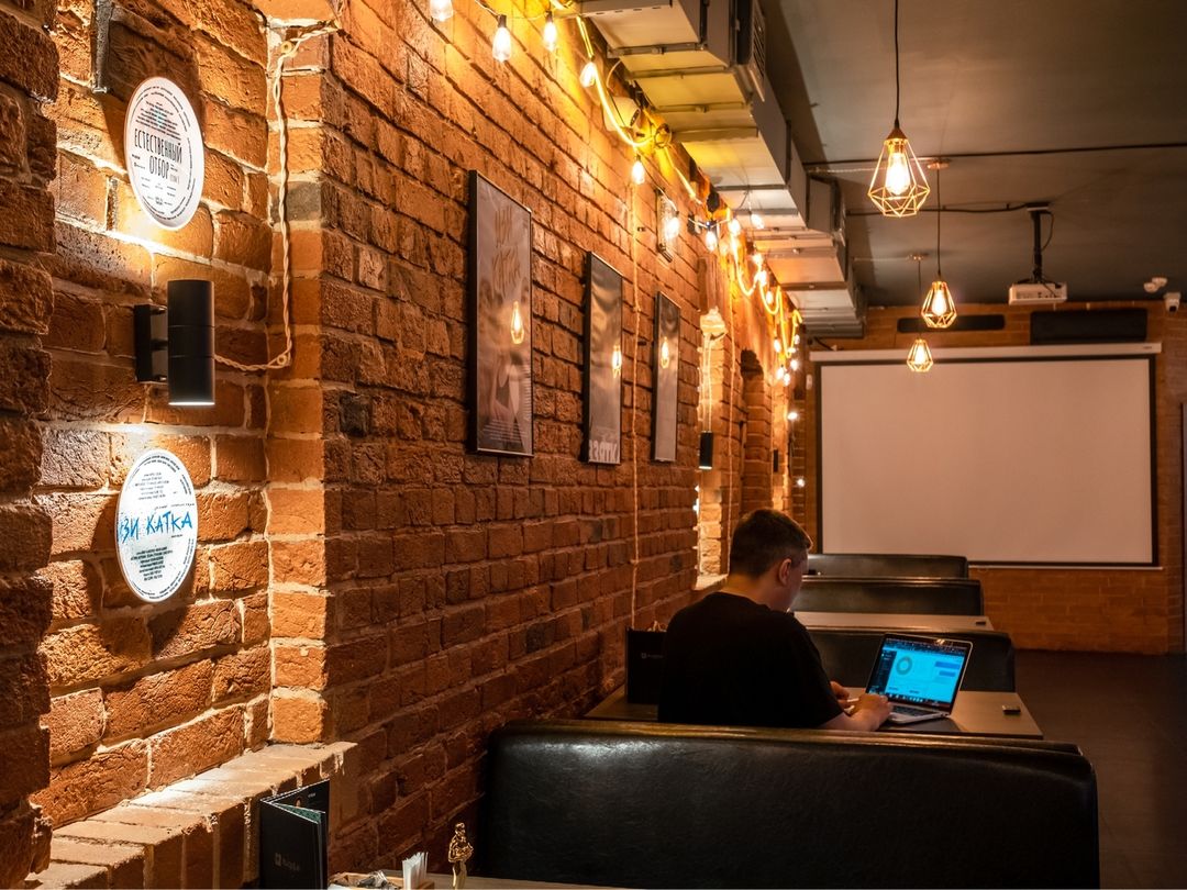 Напомним, что в Nuggle lounge есть все составляющие, чтобы работать не отрываясь от вкусного дыма 🍅🌶🥓
Спокойная обстановка, быстрый интернет, даже принтер в вашем распоряжении. А еще - можно арендовать целый зел и сделать презентацию на большом экране для всех коллег в расслабленной атмосфере или даже провести корпоратив.

📍 ул. Краснопрудная, 24, стр. 1
💬 Telegram: +7 (926) 030-63-89