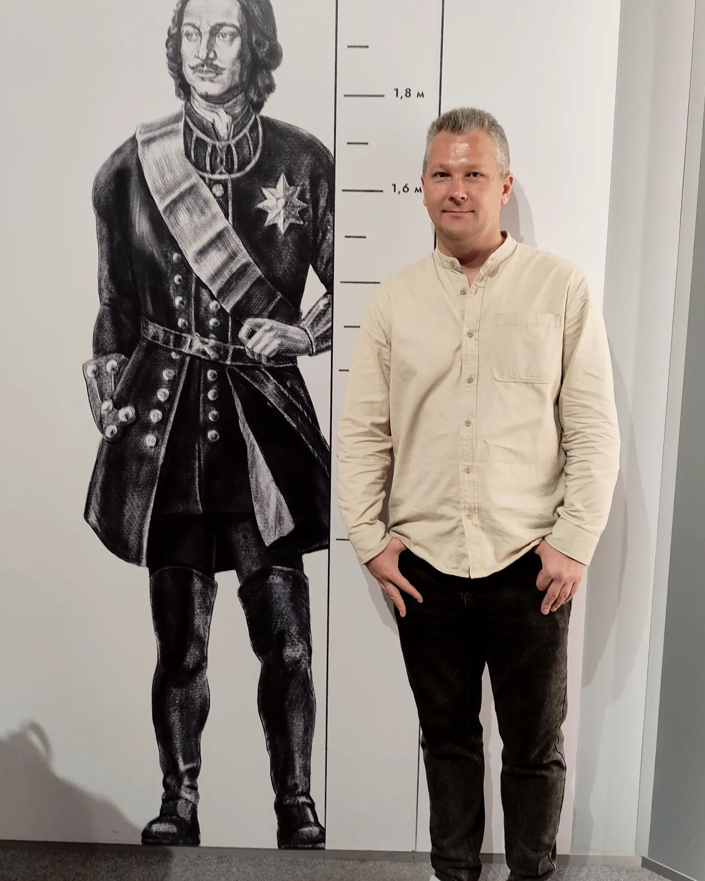Признаюсь, я всегда предпочитал оставаться по ту сторону объектива. Мой Instagram был галереей моего мира вокруг, а не меня самого. Но знаете что? Каждый кадр — это частичка меня, мой личный взгляд на мир.
А вы задумывались, как много личного мы вкладываем в каждый снимок, даже если нас на нем нет?
Делитесь в комментариях: вы предпочитаете быть фотографом или моделью? Или, может, вам удается совмещать?
Это вряд ли станет началом эры селфи. Но иногда так важно напомнить: за каждым кадром стоит конкретный человек.