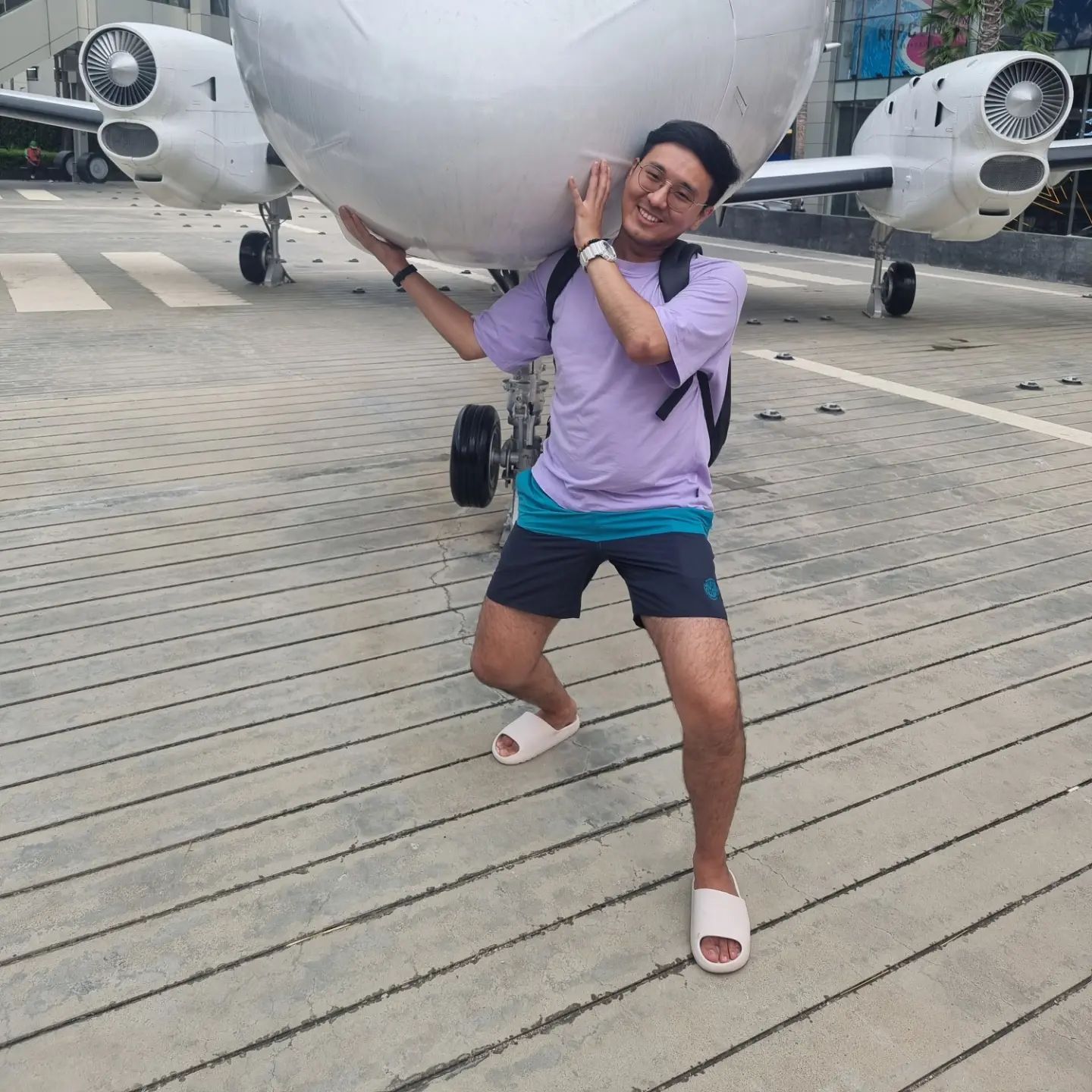 Ночной рынок возле тц "Terminal 21"🎪

Нет, крокодила не ели, не рискнули😂🫢 Мы больше пробовали всевозможные морепродукты на гриле.
Дуриан - местный тайский "перец" с сногшибательным запашком, называемый Королём фруктов - тоже не стали пробовать. Фрукт-вонючка🤢😄 Но мы все же стали свидетелями того, как многие смельчаки пытались попробовать этот фрукт. И зрелище, скажу вам, так себе😅 зато китайцы от этого фрукта просто в восторге, едят его килограммами. Видно, острая кухня им напрочь отбила вкус и обоняние🙈

#Таиланд#Паттая#терминал21#ночнойрынокпаттайи#крокодил#дуриан🍈