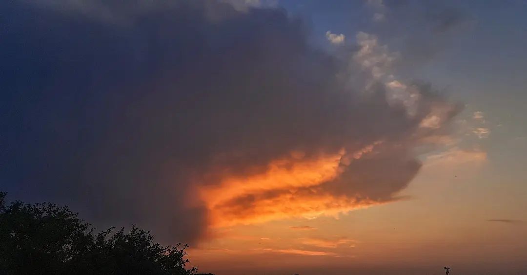 margarita.nefilim in LOOKY. #sunset,#sky,#instasky,#skygram,#clouds,#sun,#moon,#theworldofmyeyes_Ri,#carpediem,#лето,#закат,#небо,#солнце,#облака,#луна,#люблюнебо,#мирмоимиглазами_Ри,#ловимомент,#月,#物の哀れ,#花,#太陽,#夏. Хищная туча, подража...