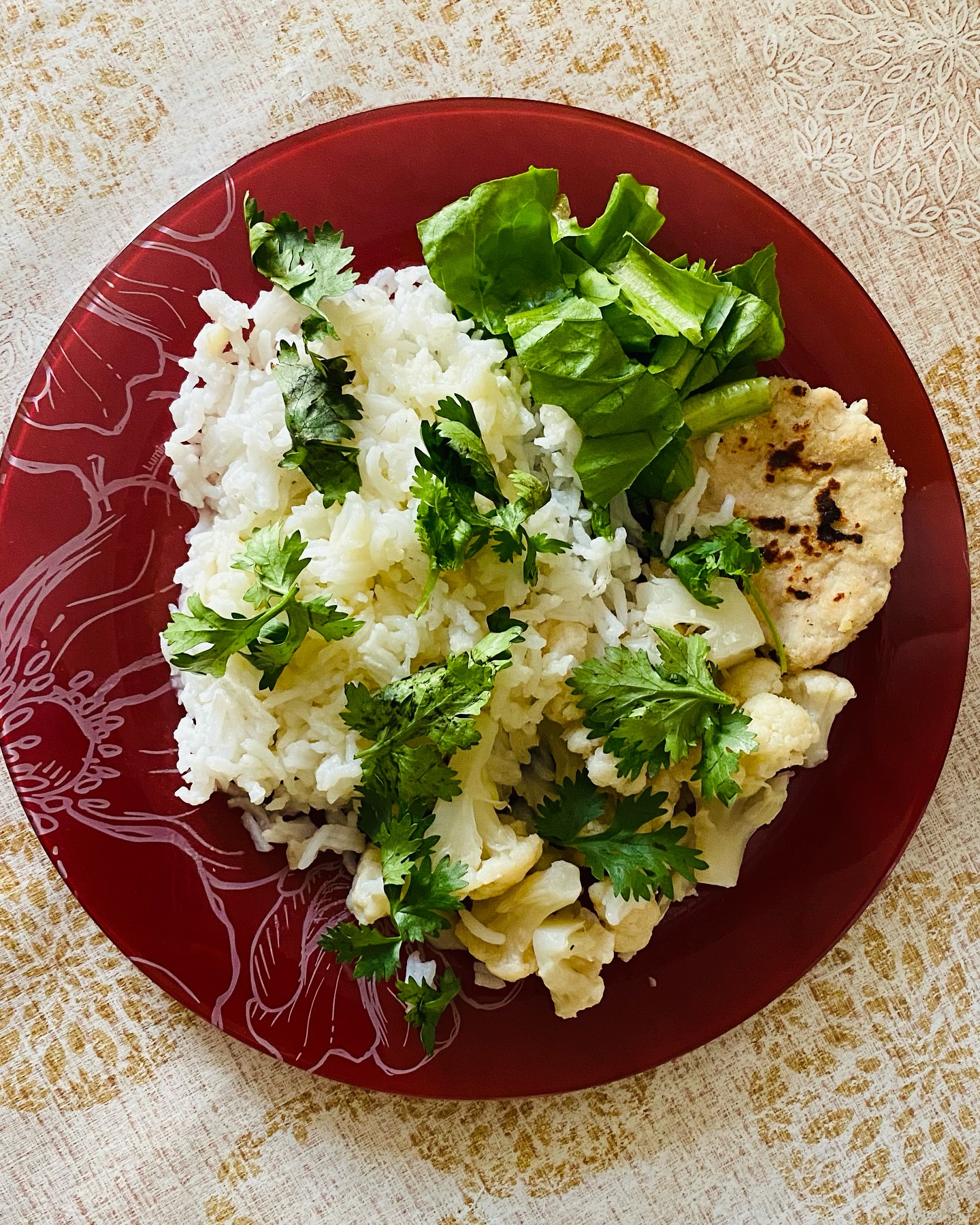 Пятница, вечер и прекрасный 🥘 ужин👌
Люблю салат романо и кориандр🫶🏻

Рецепт котлет из индейки, который мне приглянулся:
500 г фарша индейки
100 г мякиша хлеба вымочить в 50 г молока
1 луковица
1 картофелина
Лук и картофель измельчаем в блендере, в рецепте не чувствуется
3 щепотки соли и перец по вкусу

Котлетки обваливала в кукурузной муке и жарила на сковороде-гриль на небольшом огне с минимумом масла👌