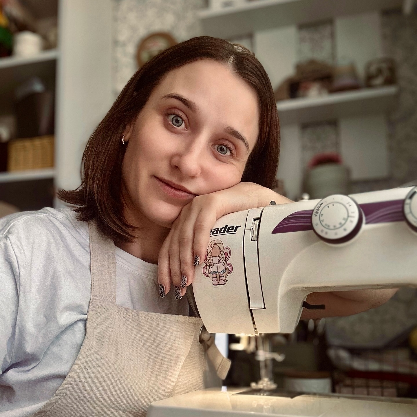 Замечали, как всего пару высказываний может поменять мнение о человеке? Познакомимся ближе 🤗

* мне 30 с хвостиком 🤪
* счастливая #дваждымама шустрого сыночка и лапочки дочки 
* экономист по образованию 
* в детстве мечтала быть знаменитостью, любила в зеркале петь песни с лаком для волос вместо микрофона 🤣
* каждое лето проводила у бабушки в деревне - это были веселые годы 
* в школе была зубрилой и тихоней
* люблю читать
* не боюсь работы, любой, даже если нужно запачкаться по уши 
* мое хобби - создание интерьерных игрушек 
* у меня есть любимый младший брат, с которым у нас в один день день рождение с разницей ровно в год 
* обожаю подготовку к праздникам, покупку подарков, декор дома 
* ненавижу готовить 
* люблю порядок, системность и логичность во всем 
* обожаю дорогу и езду за рулем 

А что Вы можете рассказать о себе?

#осебе #кукла #кукларучнойработы #мотивация #summertime #doll #inspiration